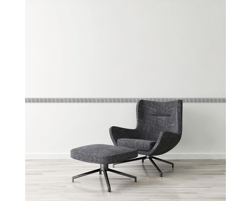 Fauteuil avec repose-pieds dans une pièce