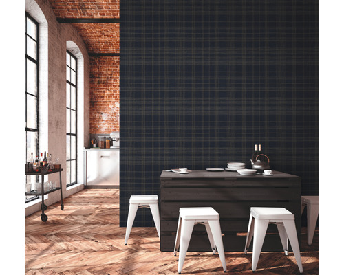 Scène d''une pièce avec du papier peint à carreaux, un plancher en bois et un groupe de tables