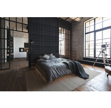 Chambre lumineuse de style loft avec lit, papier peint à carreaux et grandes fenêtres