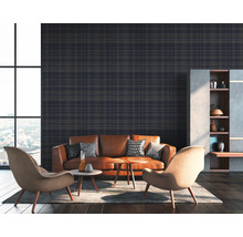 Salon avec canapé, fauteuil, table et papier peint à motifs
