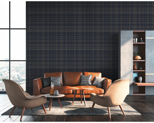 Salon avec canapé, fauteuil, table et papier peint à motifs