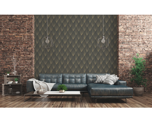 Wohnzimmer mit gemusterter Tapete, Ecksofa und Ziegelwand