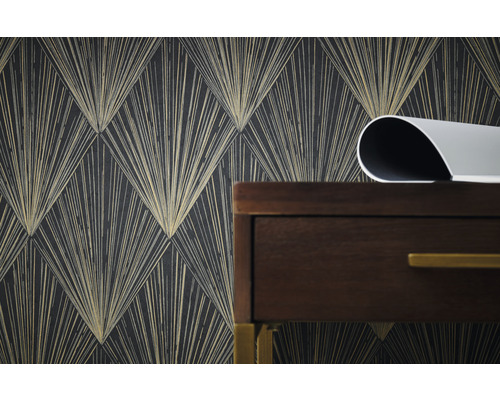 Tapete mit geometrischem Muster und einer Kommode