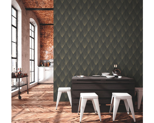 Raumansicht mit Mustertapete, Esstisch und Hockern