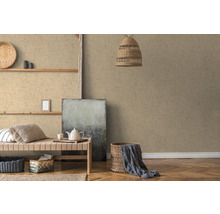Salon décoratif avec papier peint à motifs et mobilier en bois.