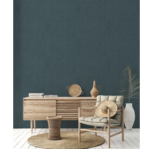 Salon avec commode en bois, fauteuil, table d''appoint et décoration