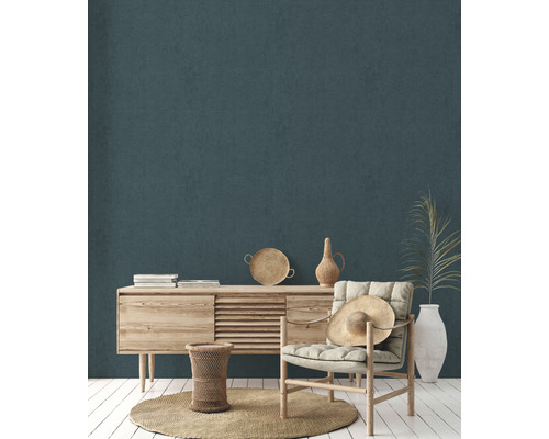 Salon avec commode en bois, fauteuil, table d''appoint et décoration