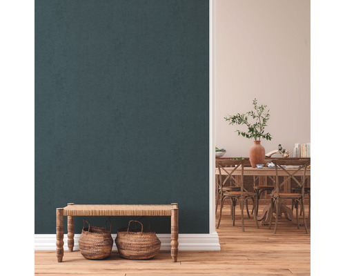 Intérieur avec banc, paniers et table à manger