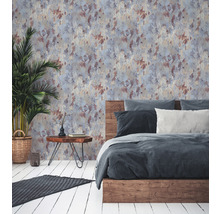 Schlafzimmer mit Bett, Pflanze, Teppich und gemusterter Tapete