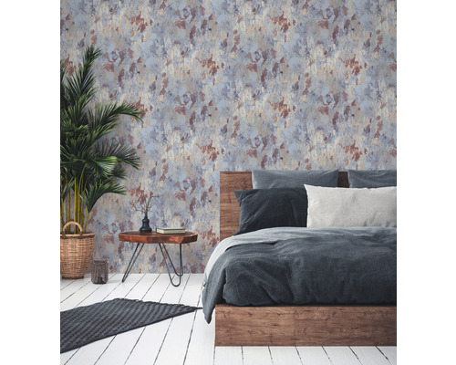 Chambre avec lit, plante, tapis et papier peint à motifs