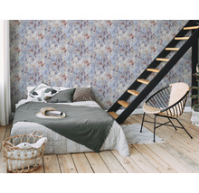 Schlafzimmer mit Bett, Leiter und Tapete mit abstraktem Muster