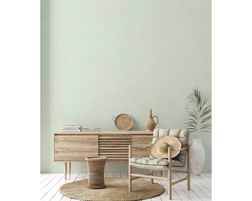 Heller Raum mit Kommode, Sessel und Dekorationen