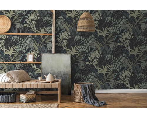 Salon avec papier peint jungle, étagère en bois et mobilier en rotin pour une ambiance naturelle.