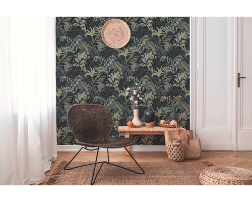 Pièce décorée avec papier peint jungle, fauteuil et accessoires