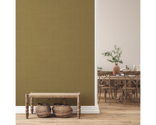 Wohnraum mit Textiltapete, Sitzbank und Essbereich