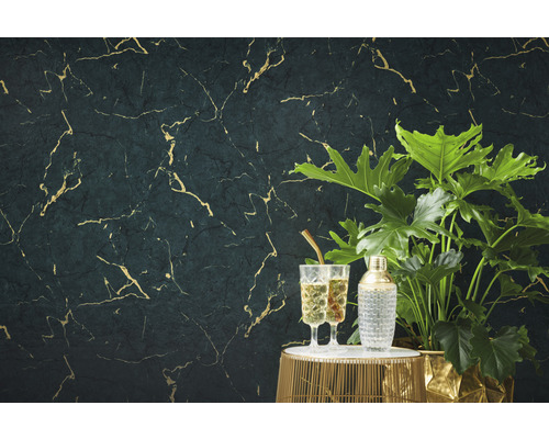 Décoration murale aspect marbre, décoration avec boissons et plante