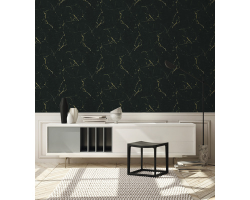 Salon avec papier peint en marbre noir et meubles blancs pour une ambiance élégante