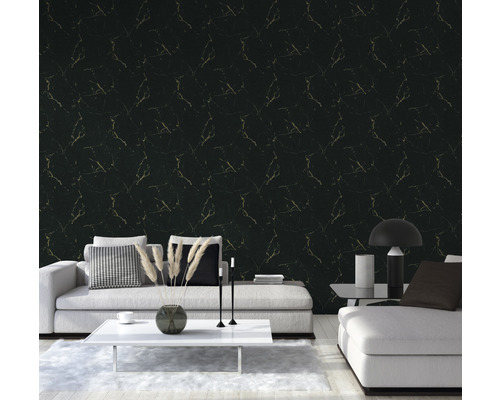 Salon avec papier peint en marbre noir et meubles blancs.