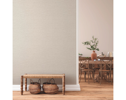 Intérieur avec papier peint texturé, plancher en bois et banc avec paniers