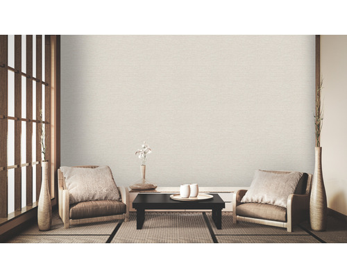 Salon lumineux de style japonais avec papier peint, fauteuils et table