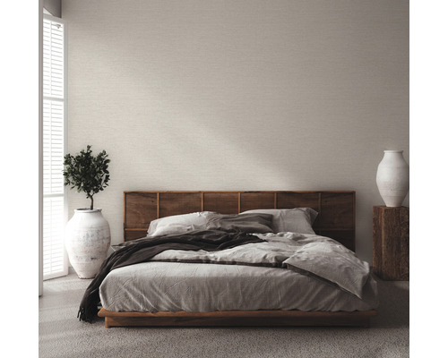 Chambre à coucher avec lit, tête de lit en bois et papier peint de couleur claire