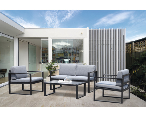 Gartenmöbel-Set mit Sofa, Sesseln und Tisch auf Terrasse