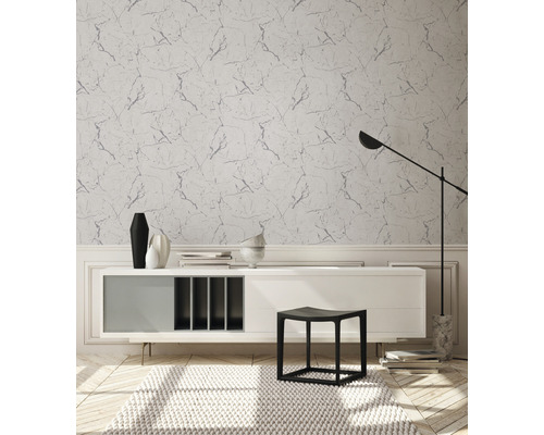 Wohnraum mit Marmortapete, Sideboard, Hocker und Stehlampe