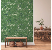 Salle à manger avec papier peint à feuilles de palmier vertes, parquet et table à manger rustique