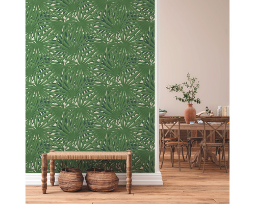 Salle à manger avec papier peint à feuilles de palmier vertes, parquet et table à manger rustique