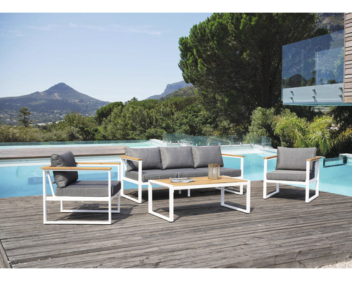 Ensemble de meubles de jardin avec canapé, fauteuils et table sur une terrasse près d''une piscine