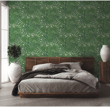 Chambre à coucher avec papier peint à feuilles vertes, lit et décoration