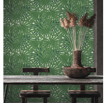 Intérieur avec papier peint à feuilles de palmier vertes, table en bois et décoration