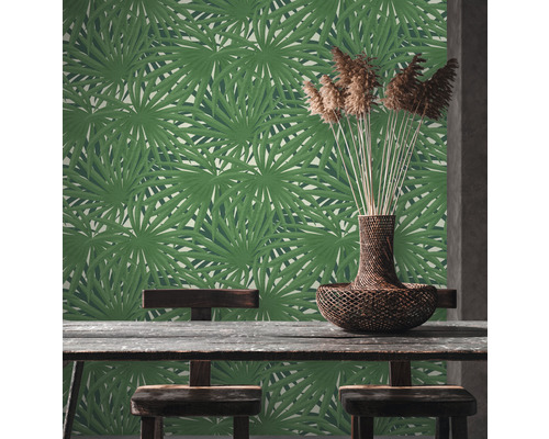 Intérieur avec papier peint à feuilles de palmier vertes, table en bois et décoration