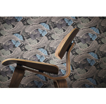 Papier peint avec motif de poissons et chaise en bois