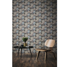 Pièce décorative avec papier peint à motifs, table et chaise.