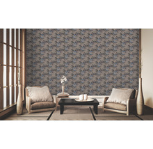 Espace conçu avec papier peint à motifs, fauteuils et table