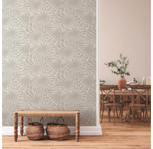 Espace de vie avec papier peint à motifs, parquet et bancs en bois avec paniers.