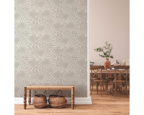 Wohnraum mit gemusterter Tapete, Holzboden und Holzbänken mit Körben.