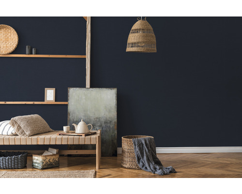 Wohnzimmer mit Sitzbank, Kissen, Wandregal und Dekorationen