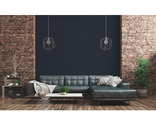 Wohnzimmer mit Backsteinwand, Ledersofa, Couchtisch und Pendelleuchten