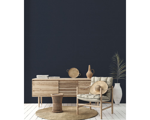 Wohnzimmer mit Holzkommode, Sessel, Beistelltisch und Dekoration