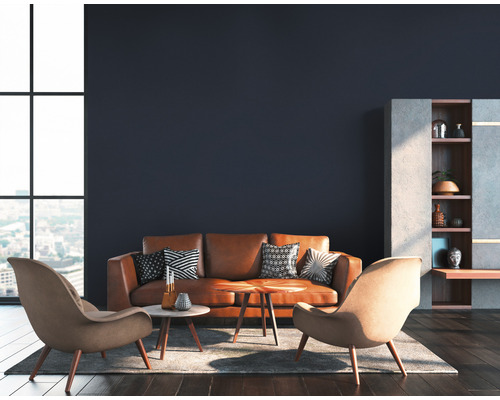 Wohnzimmer mit braunem Ledersofa, zwei Sesseln und einem Regal