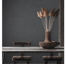 Szene mit gemusterter Tapete, Holztisch, Stühlen und einer Vase mit Dekoration