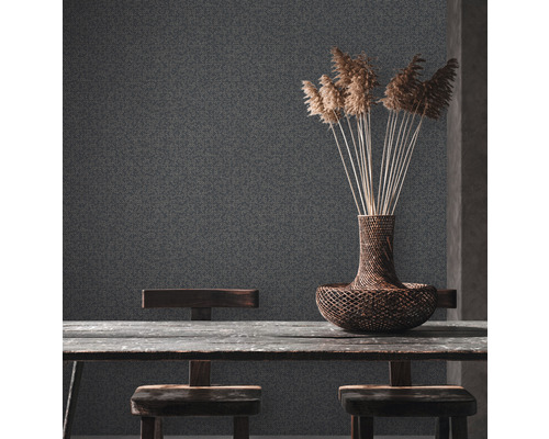 Szene mit gemusterter Tapete, Holztisch, Stühlen und einer Vase mit Dekoration