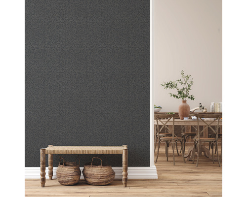 Szene mit gemusterter Tapete, Bank und Esstisch