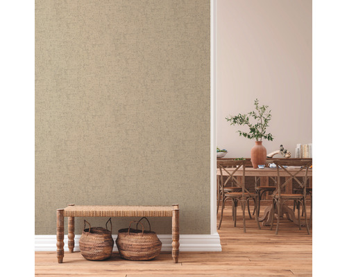 Papier peint texturé clair dans une salle à manger avec plancher en bois et bancs en bois