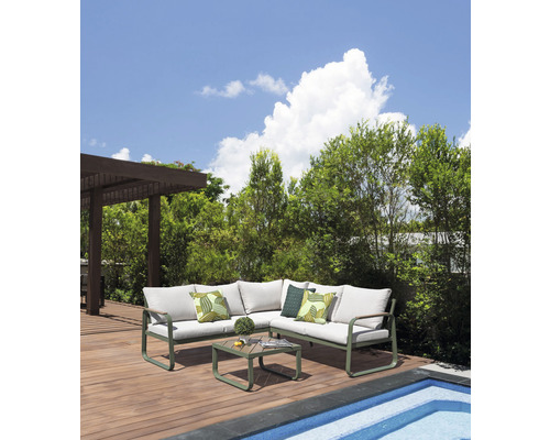 Terrasse avec ensemble de salon d''angle, table basse et piscine