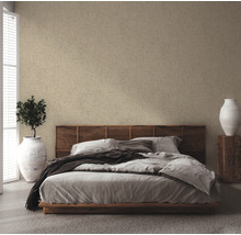 Chambre avec lit, tête de lit en bois et papier peint beige