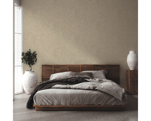 Chambre avec lit, tête de lit en bois et papier peint beige