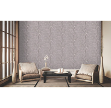 Vue d''une pièce avec papier peint à motif floral, fauteuils, table et décoration